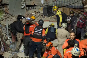 Equipas de resgate procuram sobreviventes nos escombros após sismos abalarem a Venezuela