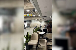O momento em que teto de aeroporto desaba após sismos na Venezuela
