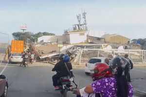 Percurso de mota revela destruição deixada pelos sismos na cidade venezuelana de La Guaira