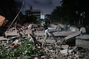 Prédio desaba após terremoto em Caracas, Venezuela