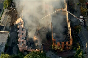 Imagens mostram destruição causada por incêndio numa fábrica em Allentown, nos EUA