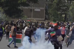 Polícia bloqueia estradas durante comemoração do aniversário dos protestos que causaram dezenas de mortos no Quénia em 2024