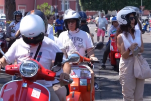Fãs de Vespa juntam-se em Roma para celebrar 80 anos do icónico scooter italiano