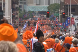 Festa laranja toma conta da cidade de Kansas antes do jogo dos Países Baixos no Mundial