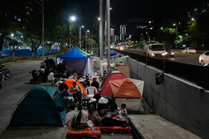 Muitas pessoas pernoitaram na rua