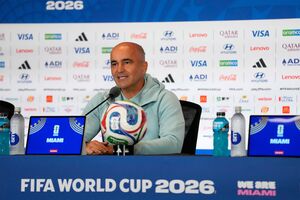 Selecionador Roberto Martínez fala aos jornalistas antes do jogo de Portugal com a Colômbia