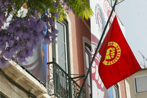 Bandeira do PS na sede do partido