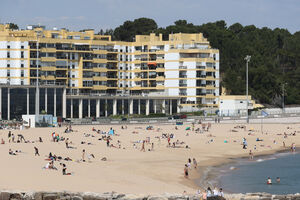Praia de Santo Amaro de Oeiras reaberta a banhos após foco de poluição
