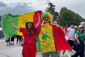 Adeptos celebram vitória do Senegal depois da seleção eliminar o Iraque do Mundial