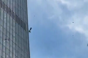 Pequeno avião colide contra arranha-céus de 518 metros em Pequim