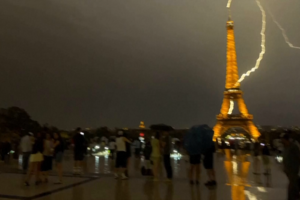 Imagens mostram raios a atingir a Torre Eiffel durante tempestade que atravessou Paris