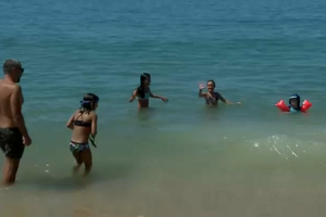 Banhistas aproveitam calor com ida à praia no Algarve