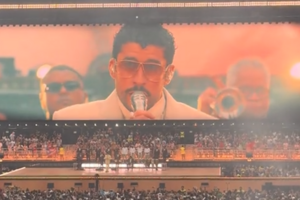 “Enviamos um forte abraço e muita força”: Bad Bunny deixa mensagem de apoio aos venezuelanos durante concerto em Londres
