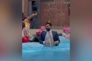 Presidente da Câmara de Nova Iorque mergulha de fato para assinalar abertura de piscinas ao ar livre da cidade 