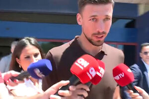 Lenglet em Lisboa para reforçar o Benfica: «Estou muito contente. Falei com Rui Costa e Marco Silva»