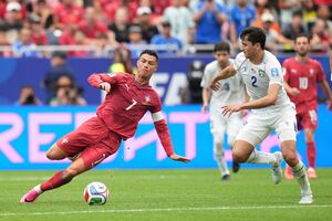 Ronaldo em ação frente ao Uzbequistão: o avançado português é o primeiro a marcar em seis Mundiais