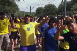 Fãs brasileiros fazem festa em Houston antes do jogo decisivo frente ao Japão