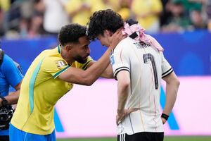 O brasileiro Matheus Cunha consola Ao Tanaka, do Japão