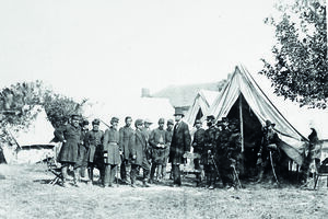 Guerra Civil Americana, 1862 - O Presidente Abraham Lincoln fotografado por Alexander Gardner,  duas semanas após a vitória do Exército da União sobre o Exército Confederado em Antietam, a 17 de setembro de 1862, durante a Guerra Civil Americana, que ditaria a derrota do Sul confederado e o fim da escravatura. 