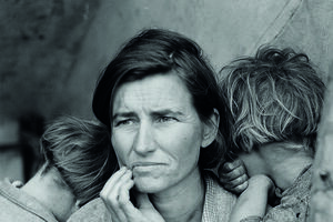 Mãe Migrante, 1936 - Um dos retratos mais emblemáticos das dificuldades vividas durante a Grande Depressão. A fotografia de Dorothea Lange, conhecida por Mãe Migrante, mostra Florence Thompson, 32 anos, colhedora de ervilhas, e três dos sete filhos, em Nipomo, Califórnia. 