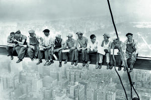 Intervalo no Arranha-céus, 1932  - Operários almoçam sobre uma viga de aço durante a construção do Rockefeller Center, no dia 20 de setembro de 1932. A fotografia tornou-se simultaneamente um símbolo de Nova Iorque, da Grande Depressão e da construção da América Moderna. 