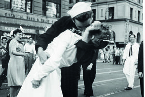 Beijo em Times Square, 1945 - Um ângulo um pouco diferente do beijo eternizado pelo fotógrafo Alfred Eisenstaedt na revista Life. Fotografia dos arquivos públicos norte-americanos sobre as celebrações em Times Square  (Nova Iorque, 14 de agosto de 1945) da rendição do Japão e do fim da Segunda Guerra Mundial. 