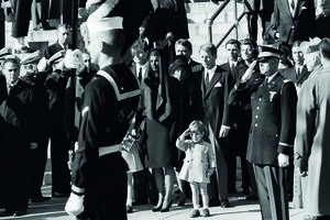 Saudação Final a J. F. Kennedy, 1963 - Durante as cerimónias fúnebres do  Presidente John F. Kennedy, assassinado em Dallas a 22 de novembro de 1963, o seu filho faz a continência (saudação militar) ao ver passar o caixão, com Jacqueline Kennedy ao lado, de véu negro. 