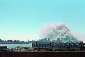 Ataque às Torres Gémeas, 2001 - O fumo eleva-se sobre Manhattan após os ataques terroristas  ao World Trade Center,  em Nova Iorque, no dia  11 de setembro de 2001.  Os atentados fizeram 2.977 vítimas e deixaram  uma marca na memória  coletiva dos EUA. 