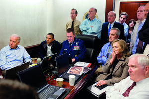 Operação Bin Laden, 2011 - Pete Souza, fotógrafo oficial de Barack Obama, capta o momento em que o Presidente dos EUA e a sua equipa de segurança nacional, reunidos na Casa Branca, a 1 de maio de 2011, recebem atualizações ao vivo da operação que eliminaria o líder da Al-Qaeda, Osama bin Laden, em Abbottabad, Paquistão.