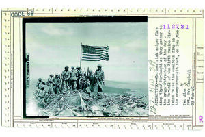 Hastear a Bandeira em Iwo Jima, 1945 - Bob Campbell, fotógrafo oficial do Corpo de Fuzileiros Navais dos EUA, documentou a Batalha de Iwo Jima (Japão). As suas fotografias icónicas no catálogo dos Arquivo Nacional capturam o histórico primeiro hasteamento da bandeira norte-americana no monte Suribachi, a 23 de fevereiro de 1945. 