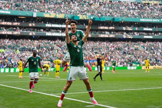  Jogador mexicano Raúl Jiménez comemora o segundo golo