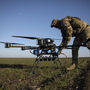 Um soldado prepara um ataque com drone junto à fronteira com Donetsk