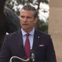 Pete Hegseth associa imigração a “invasão” durante cerimónias do Dia D em França