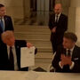 'Não foi fácil, posso garantir-vos': o momento em que Trump assina acordo com o Irão durante jantar em Versalhes