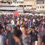 Habitantes de Gaza procuram refúgio na praia para escapar ao calor e à guerra