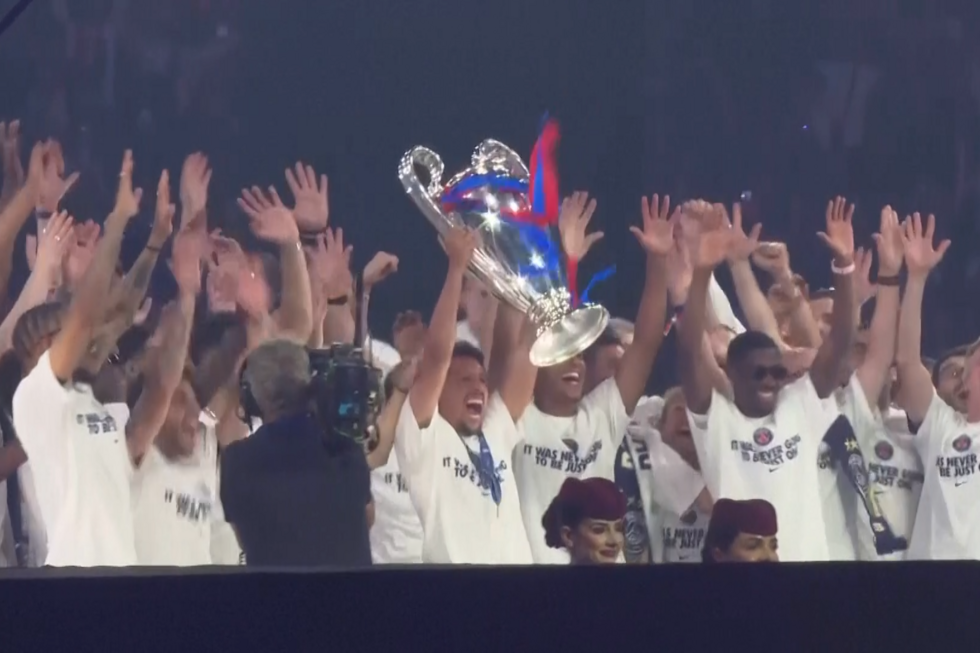 Jogadores do PSG festejam com milhares de adeptos em Paris após conquista da Liga dos Campeões