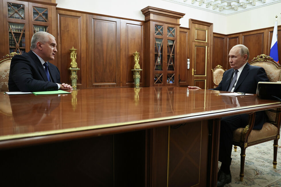 Serguei Aksionov, o governador da Crimeia, com Vladimir Putin