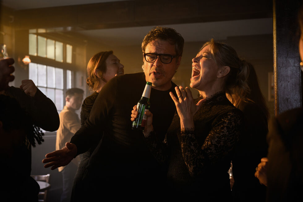A amizade entre Steve e Alice é abalada quando o primeiro começa a namorar com a filha da segunda
