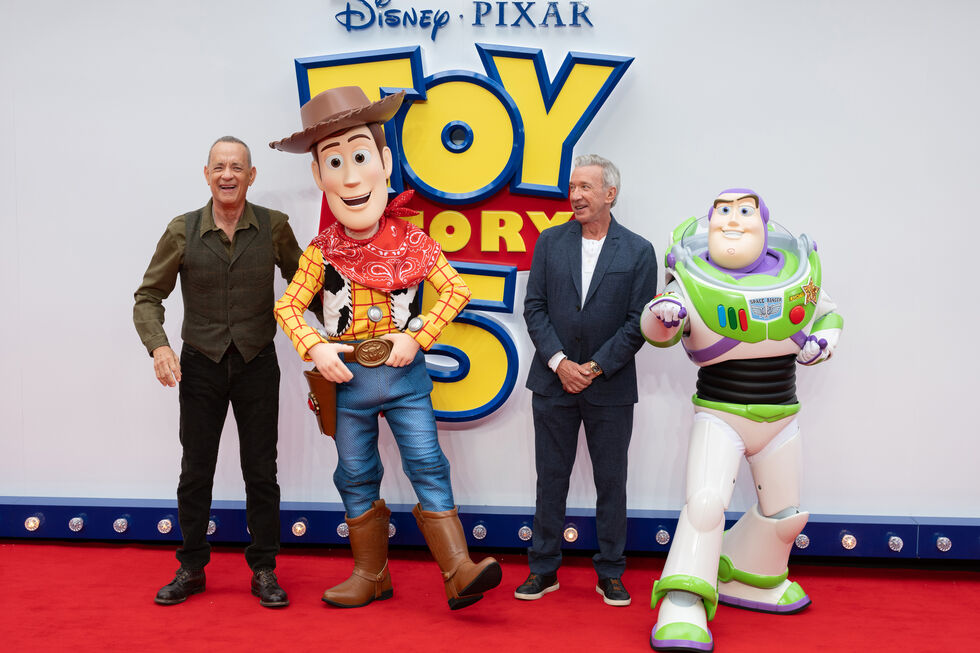 Tom Hanks e Tim Allen juntos no evento de "Toy Story 5"