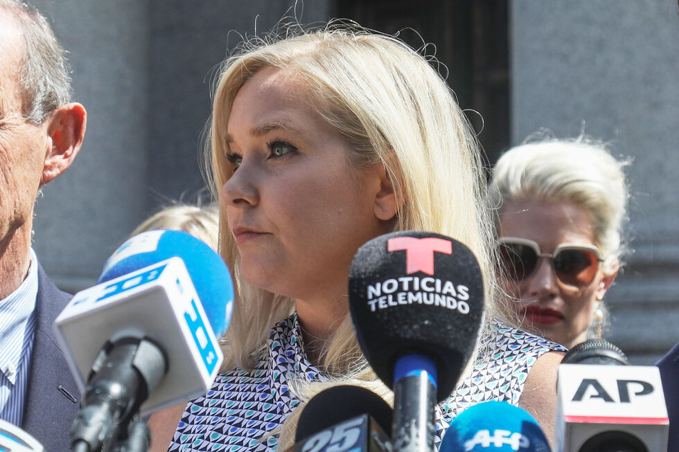 Virginia Giuffre em frente a um tribunal de Manhattan