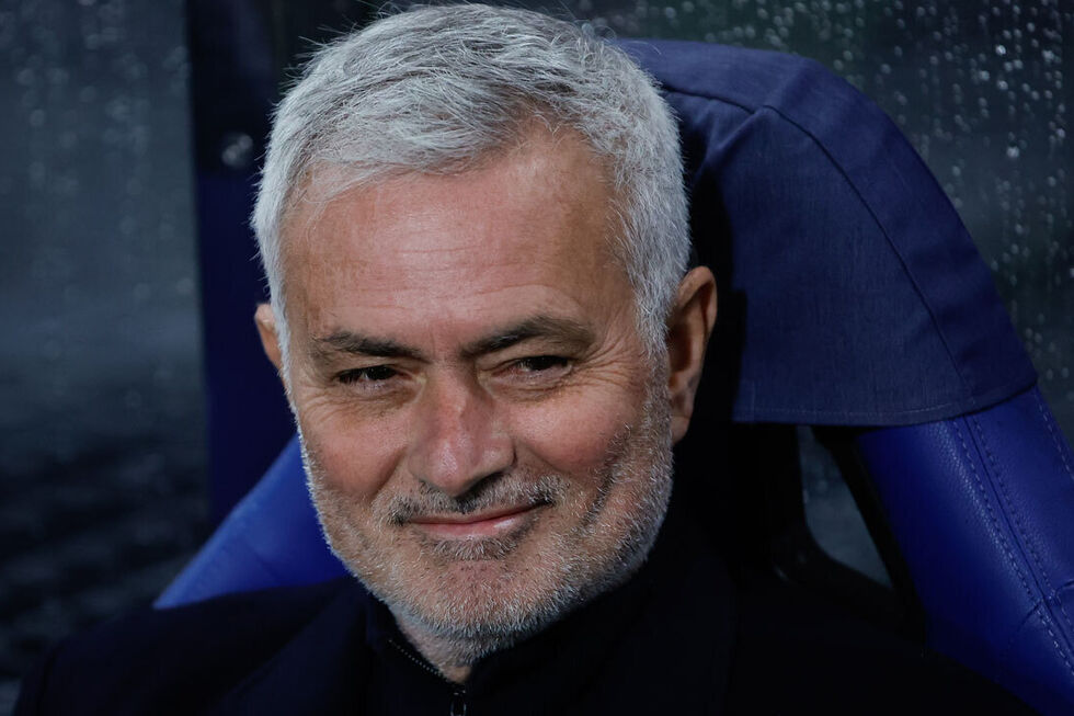 José Mourinho sorri no banco no jogo com o Gil Vicente