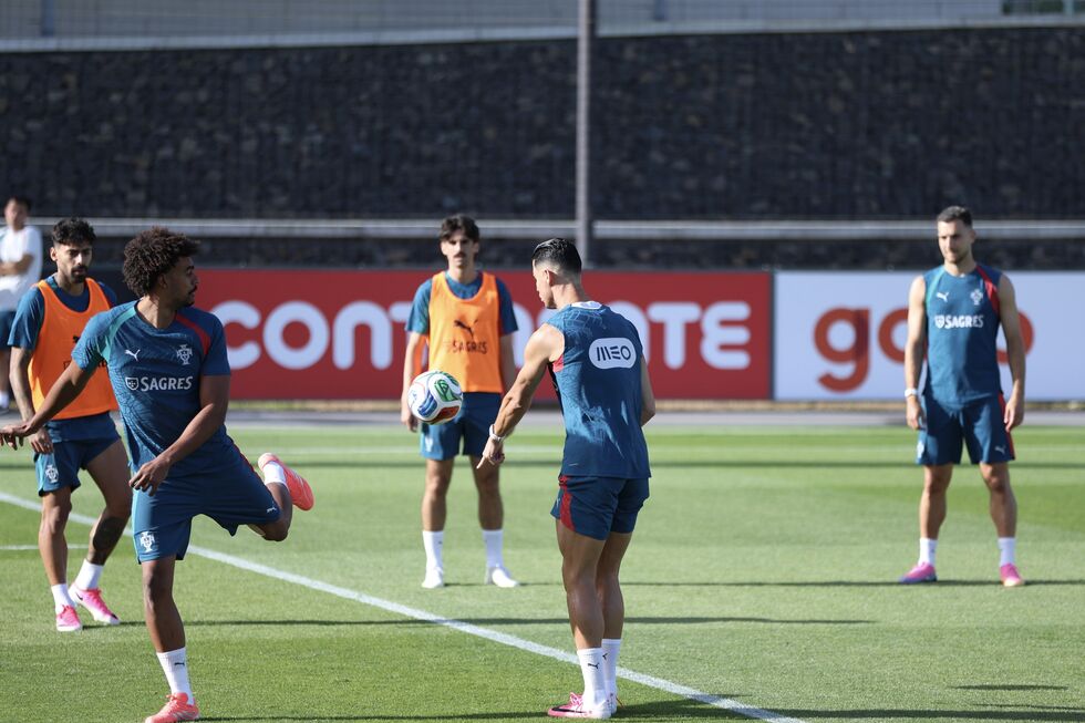Seleção nacional recebe a formação chilena, que falhou a qualificação para o Mundial