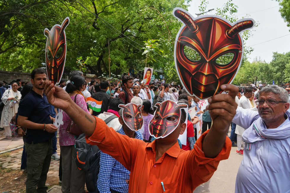 O Cockroach Janata Party saiu pela primeira vez à rua