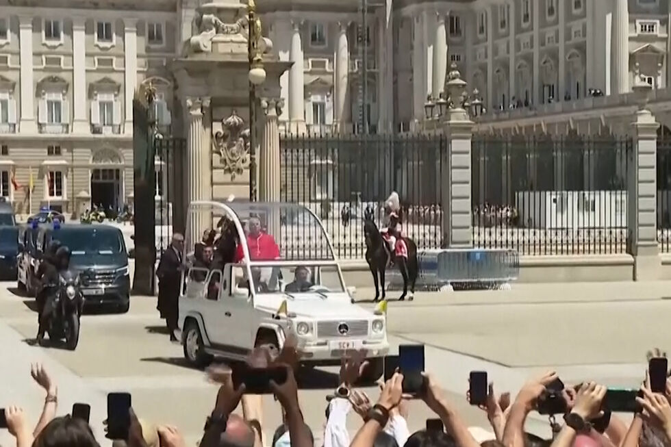 Papa Leão XIV percorre ruas de Madrid no papamóvel