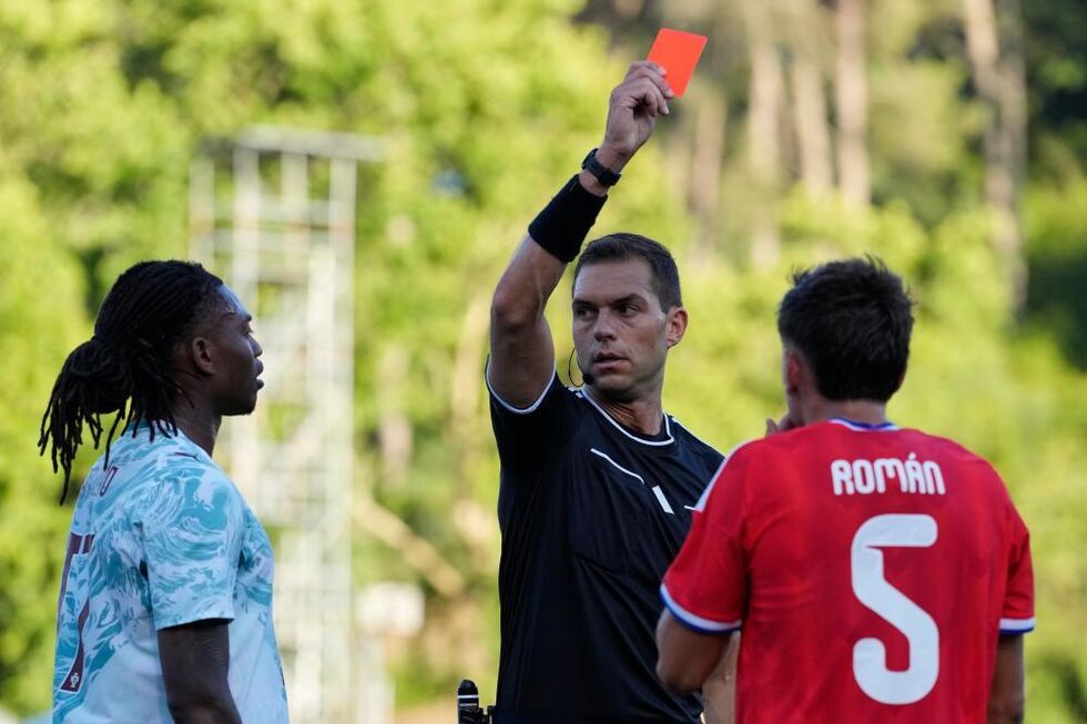 Rafael Leão foi punido com um vermelho no particular com o Chile