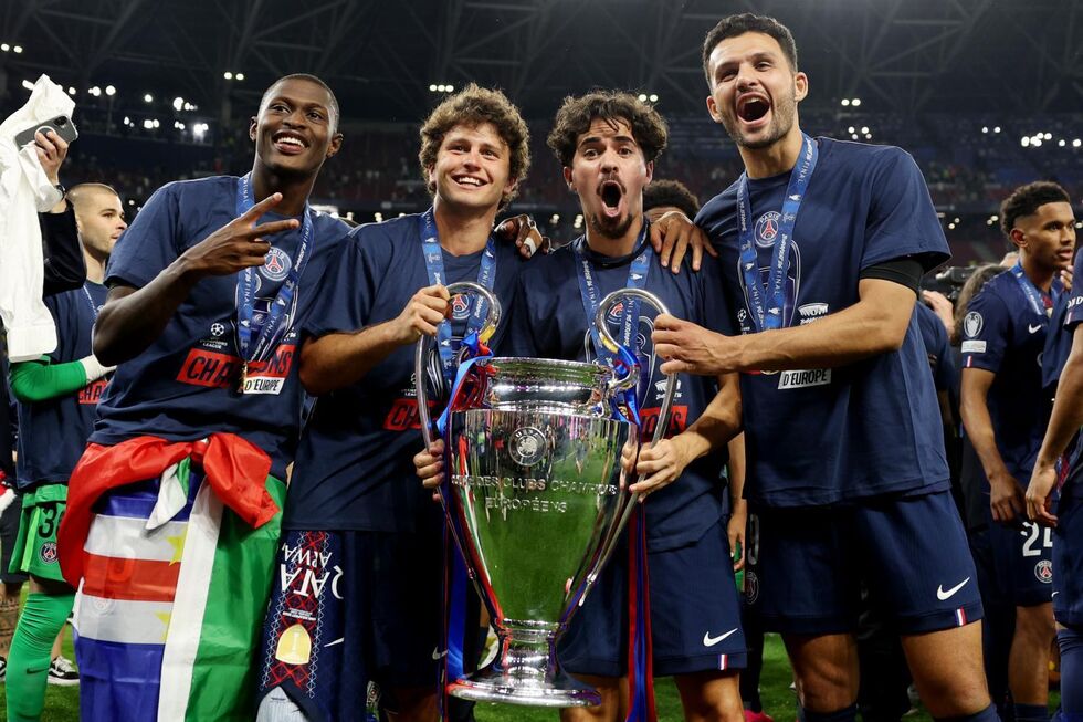 Nuno Mendes, João Neves, Vitinha e Gonçalo Ramos com o troféu da Champions 