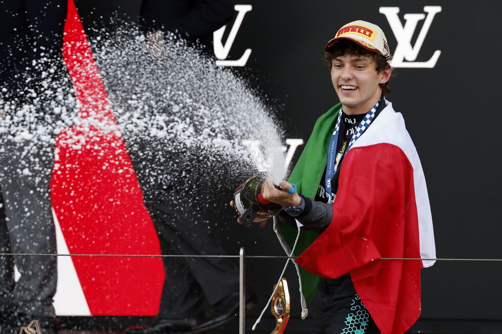 Kimi Antonelli bateu o britânico Lewis Hamilton