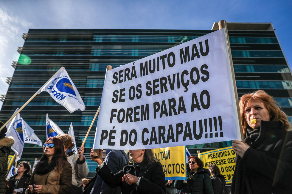 Trabalhadores dos Registos e do Notariado em protesto