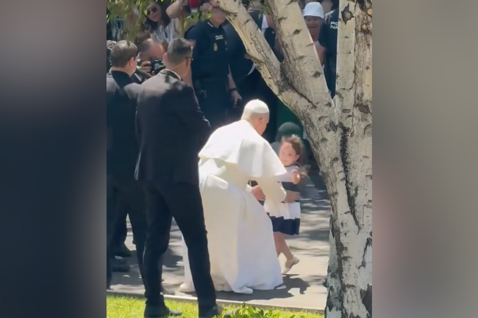 Menina ‘finta’ a segurança e corre para os braços do Papa em Madrid