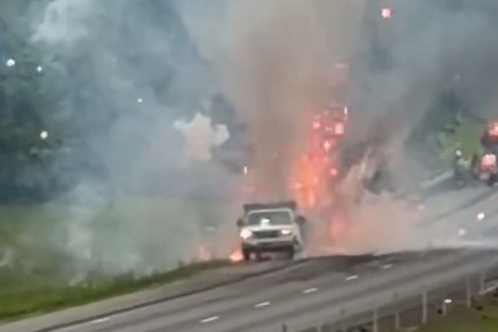 Novas imagens mostram ‘espetáculo’ de fogo de artifício em autoestrada após incêndio em camião nos EUA 